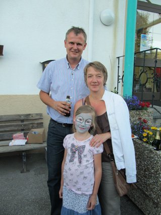 Harald und Christine Kreidl vom Kramsacherhof mit Tochter Hannah.  